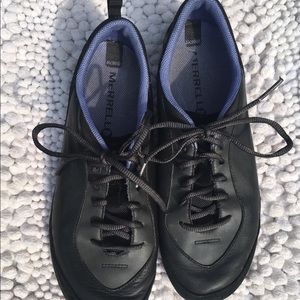 Merrill Black skid resistant shoes